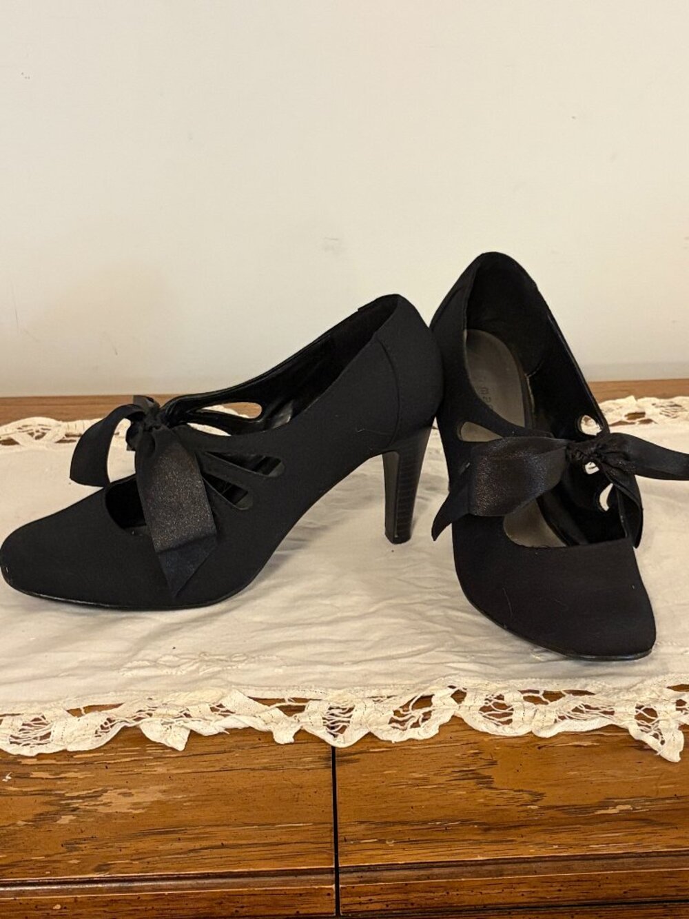 Ann Marino Women's Size 7.5 Fabric with Satin Bow Pump 3.5" Heel. Black